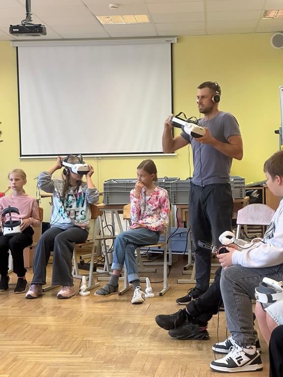 Virtuālās realitātes izrāde “Īsumā par Visumu” 5. klašu skolēniem